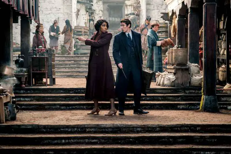 L-R) JESSICA WILLIAMS as Eulalie “Lally” Hicks and CALLUM TURNER as Theseus Scamander in Warner Bros. Pictures' fantasy adventure "FANTASTIC BEASTS: THE SECRETS OF DUMBLEDORE,” a Warner Bros. Pictures release.