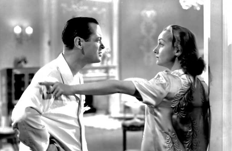 Robert Montgomery e Carole Lombard in una scena del film Il Signore e la signora Smith