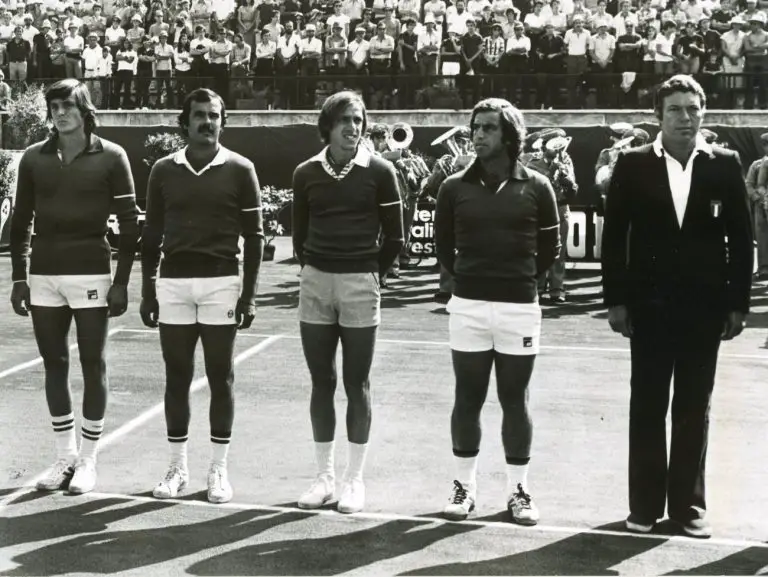 Adriano Panatta, Tonino Zugarelli, Corrado Barazzutti, Paolo Bertolucci e Nicola Pietrangeli in Una squadra - Il film (2022) - Immagine concessa da Fosforo Ufficio stampa.