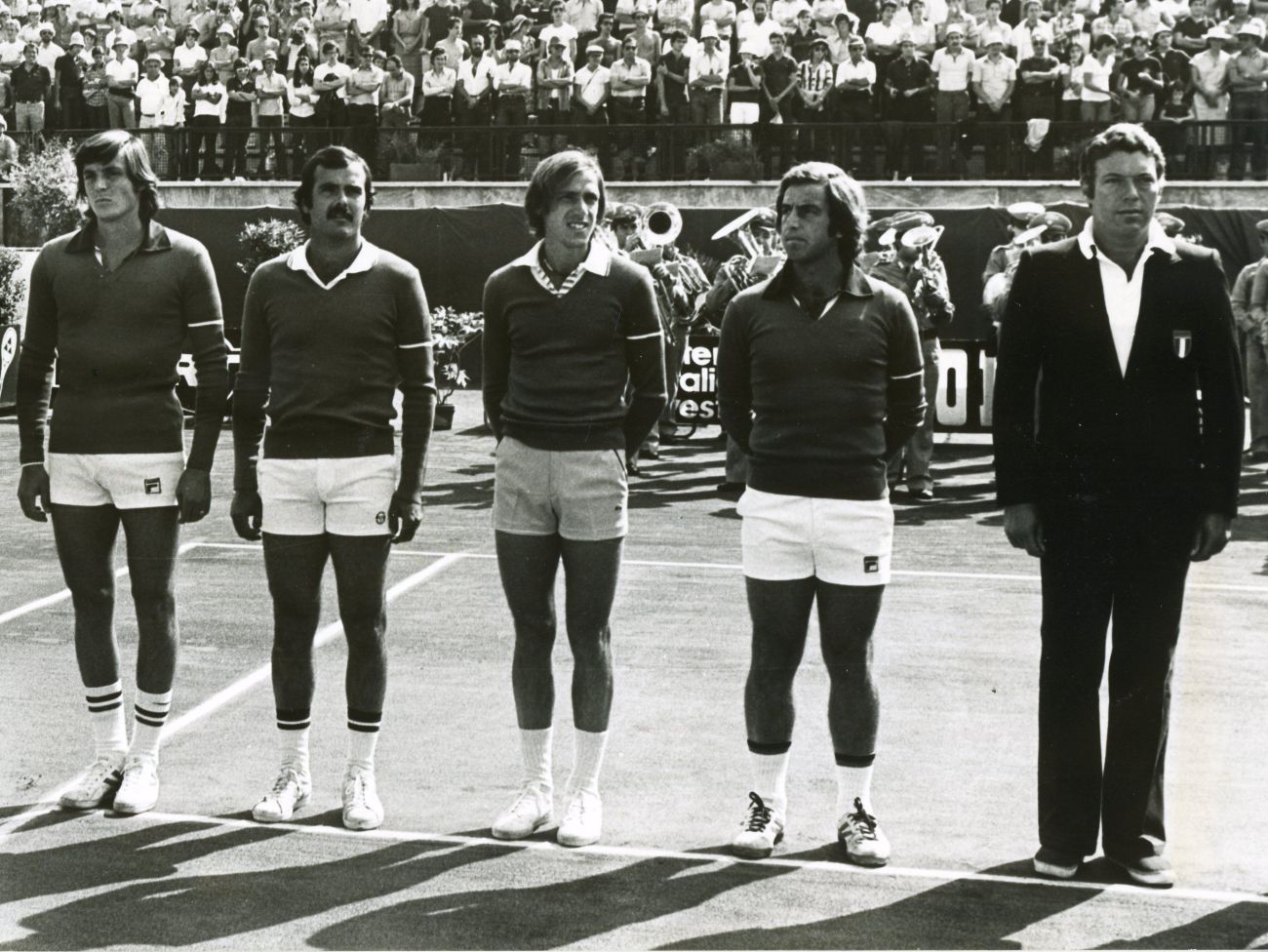 Adriano Panatta, Tonino Zugarelli, Corrado Barazzutti, Paolo Bertolucci e Nicola Pietrangeli in Una squadra - Il film (2022) - Immagine concessa da Fosforo Ufficio stampa.