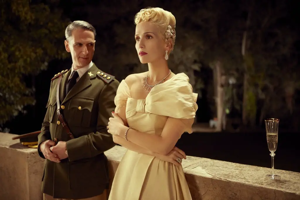 Santa Evita (TV Mini Series 2022) - Eva Peron e il colonnello Carlos Moore Koening