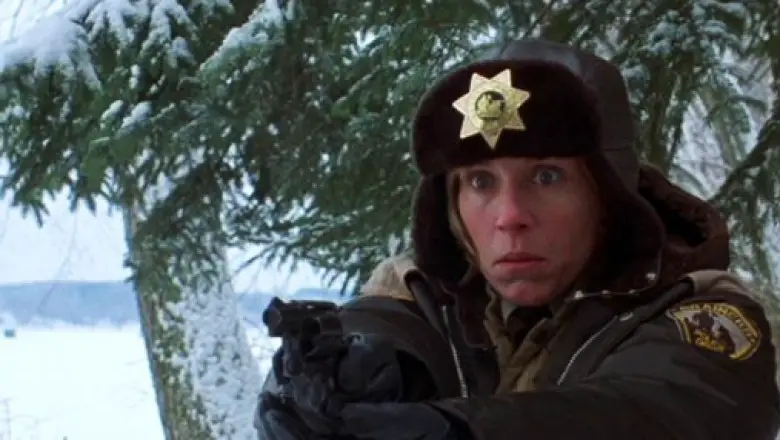 Marge (Frances McDormand) in una scena del film Fargo (1996)