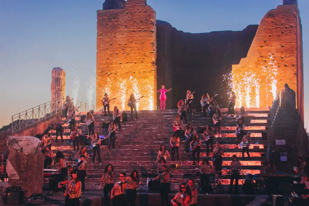 Natalie Portman è stata protagonista di un iconico video musicale presso il Parco Archeologico di Ostia Antica.