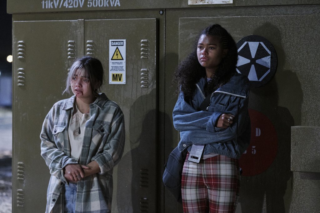 RESIDENT EVIL. (L to R) SIENA AGUDONG as YOUNG BILLIE, TAMARA SMART as YOUNG JADE, SIENA AGUDONG as YOUNG BILLIE in RESIDENT EVIL. TAMARA SMART as YOUNG JADE in RESIDENT EVIL. Cr. MARCOS CRUZ/NETFLIX © 2021