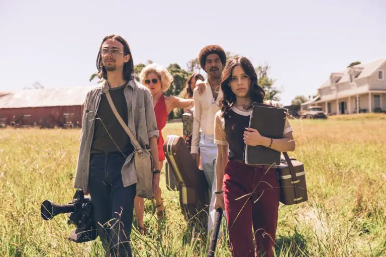 X – A Sexy Horror Story (2022) – L to R Owen Campbell, Brittany Snow, Mia Goth, Scott Mescudi e Jenna Ortega – Photo Credit Christopher Mos – © A24 – Immagine concessa da A24 per uso stampa