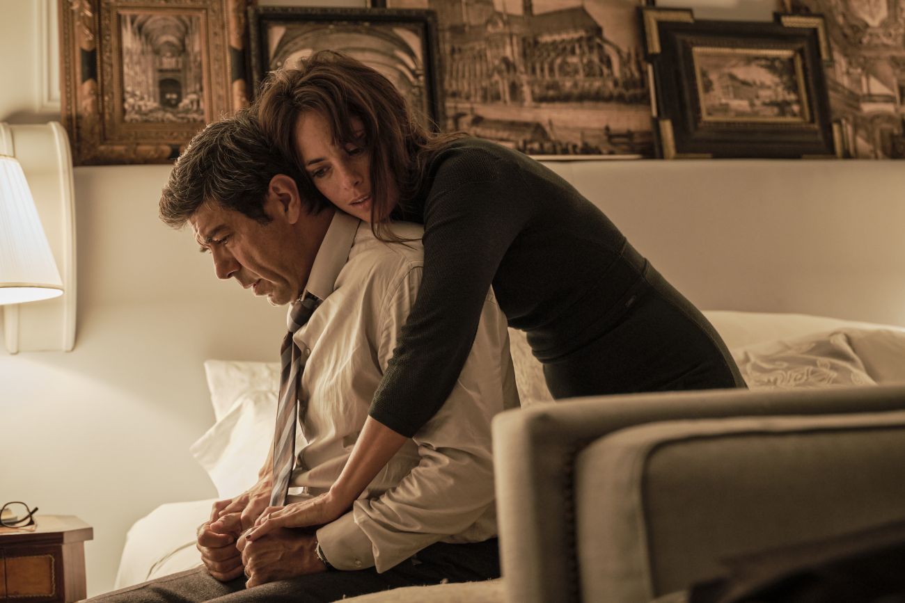 Bérénice Bejo e Pierfrancesco Favino in Il colibrì (2022) - ©Enrico De Luigi - Immagine concessa da Fosforo Ufficio stampa