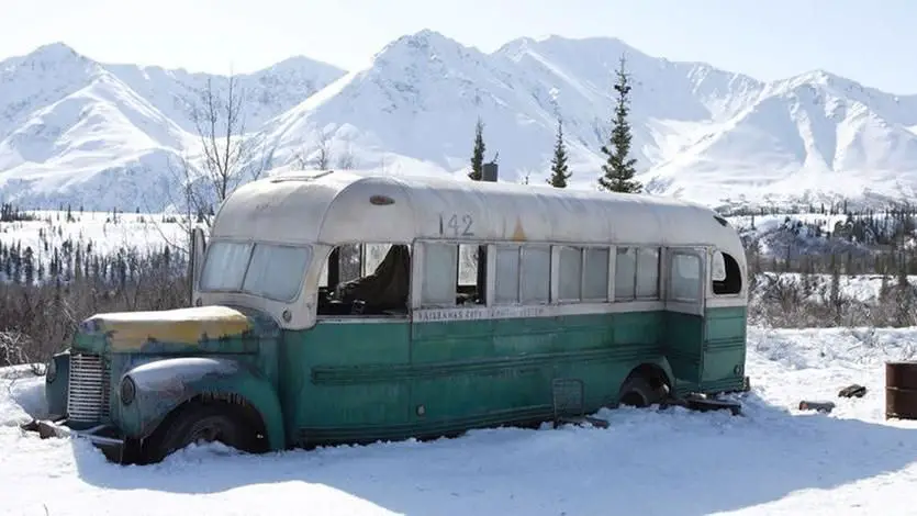 Il Magic Bus nel quale visse Alex Supertramp esiste realmente e si trova nelle Vere terre selvagge d’Alaska. Abbandonato come la carcassa di una balena di ferro, attira visitatori avventati bramosi di Like.