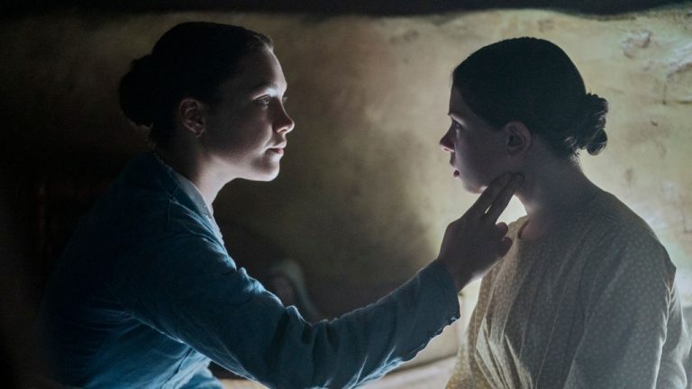 Il prodigio. (L to R) Florence Pugh as Lib Wright, Kíla Lord Cassidy as Anna O’Donnell in The Wonder. Cr. Aidan Monaghan/Netflix © 2022
