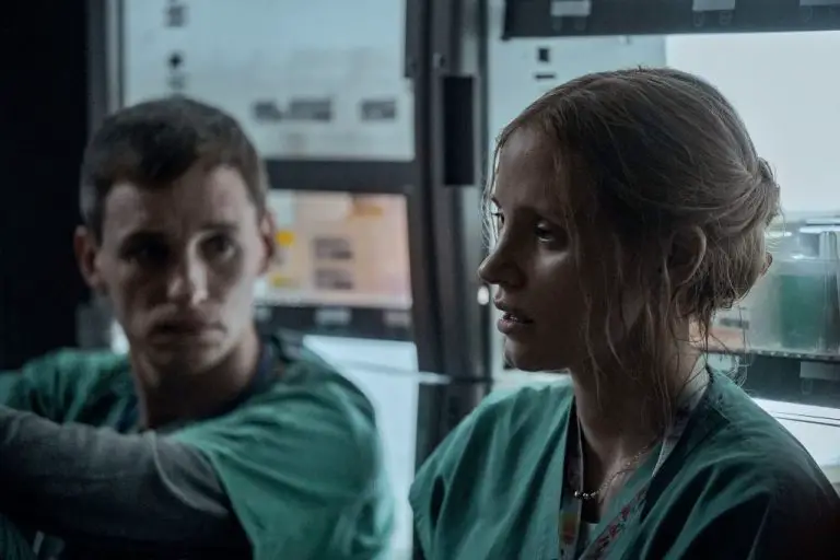 The Good Nurse (2022). L to R Eddie Redmayne as Charlie Cullen and Jessica Chastain as Amy Loughren. Cr. JoJo Whilden Netflix
