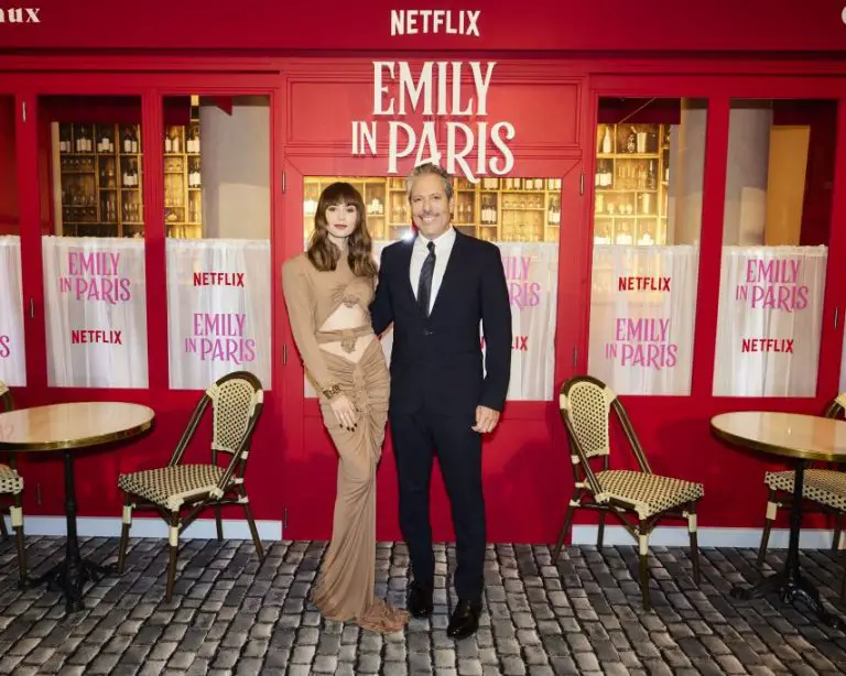 Lily Collins e Darren Star alla premiere di Emily in Paris 3