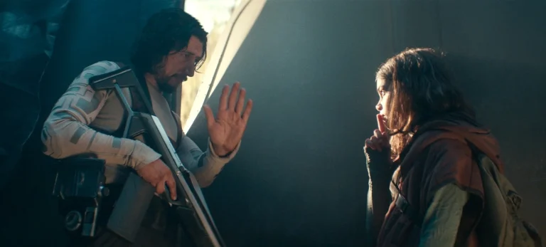 Mills (Adam Driver) e Koa (Ariana Greenblatt) mentre cercano di comunicare in una scena di 65 Fuga dalla Terra (2023).