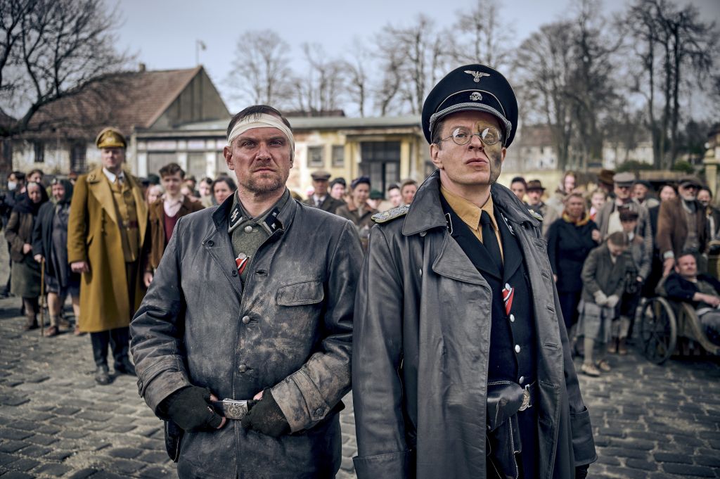 Florian Schmidtke è Dörfler e Alexander Scheer è Von Starnfeld in Blood & Gold, Courtesy of Netflix 2023