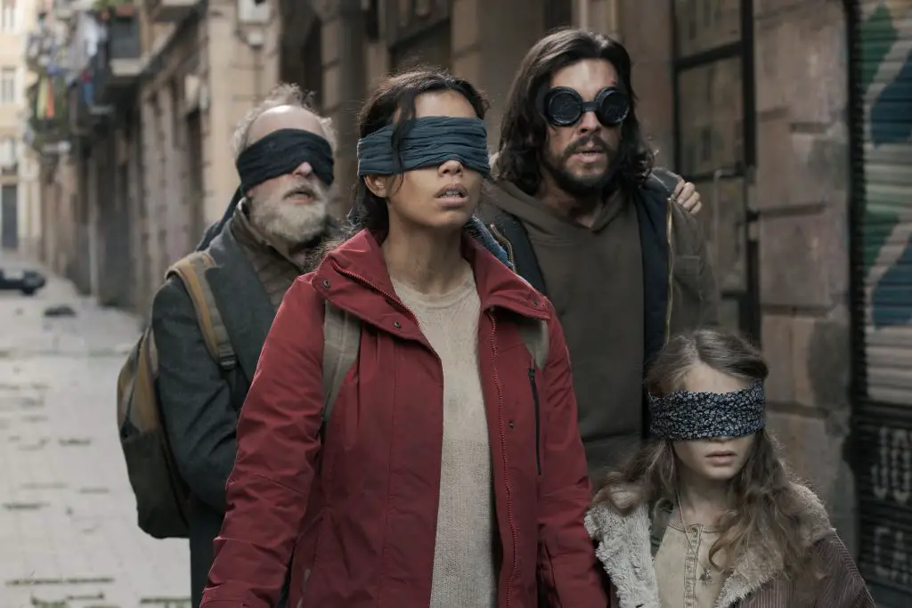 BIRD BOX (L to R) GONZALO DE CASTRO as ROBERTO, GEORGINA CAMPBELL as CLAIRE, MARIO CASAS as SEBASTIAN, NAILA SCHUBERTH as SOFÍA in BIRD BOX. Cr. ANDREA RESMINI/NETFLIX © 2022