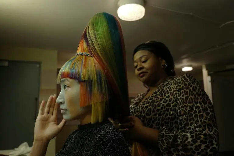 Medusa Deluxe (2023) – L to R Kae Alexander e Kayla Meikle – Photo Credit Robbie Ryan – Courtesy of A24 – © A24 – Immagine concessa da A24 per uso stampa