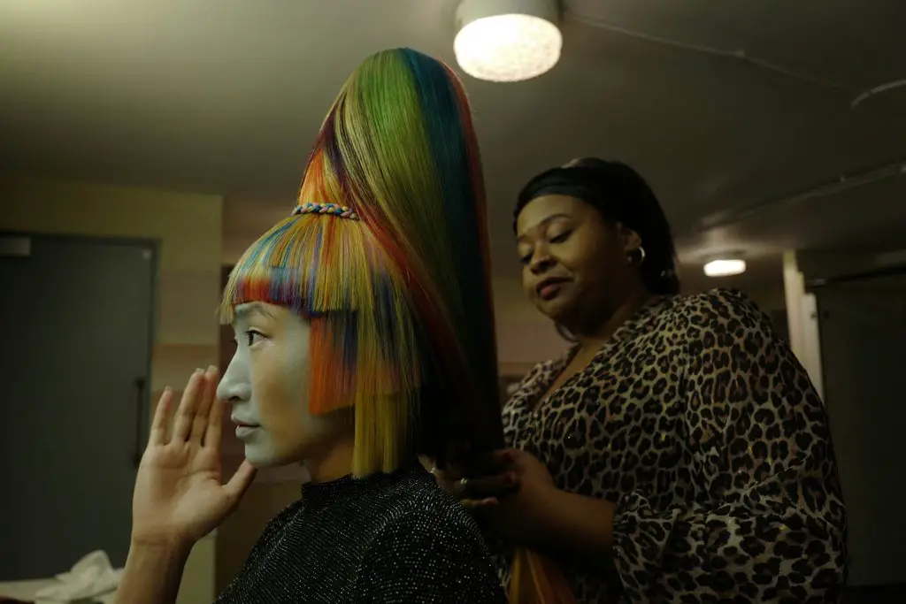 Medusa Deluxe (2023) – L to R Kae Alexander e Kayla Meikle – Photo Credit Robbie Ryan – Courtesy of A24 – © A24 – Immagine concessa da A24 per uso stampa