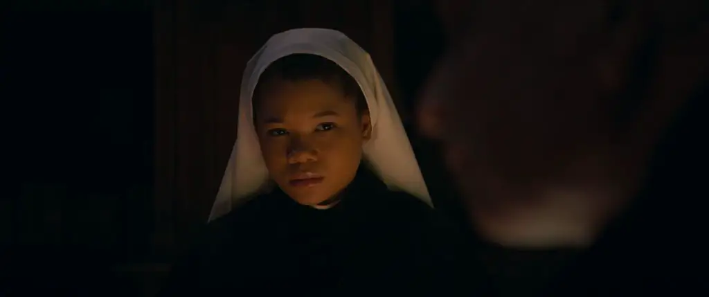 Suor Debra il personaggio secondario all'interno di un fotogramma tratto dal film The Nun II