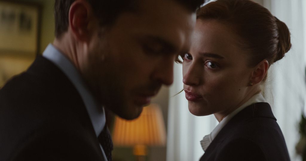 Phoebe Dynevor e Alden Ehrenreich nel film Fair Play