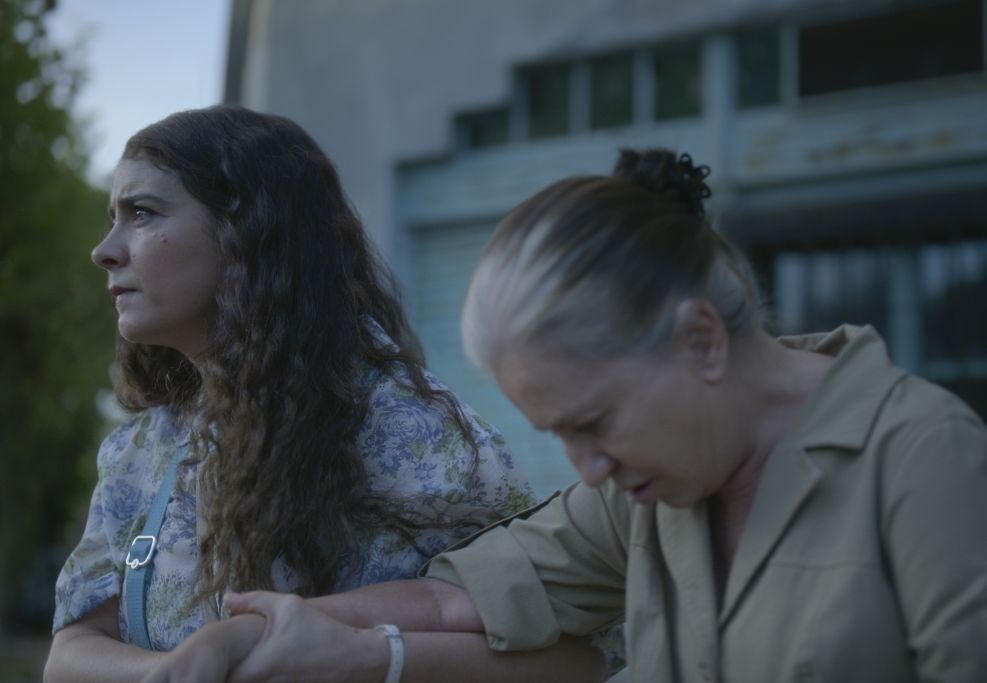 Érica Rivas as Rita, Mercedes Morán as Elena in Elena lo sa (2023)