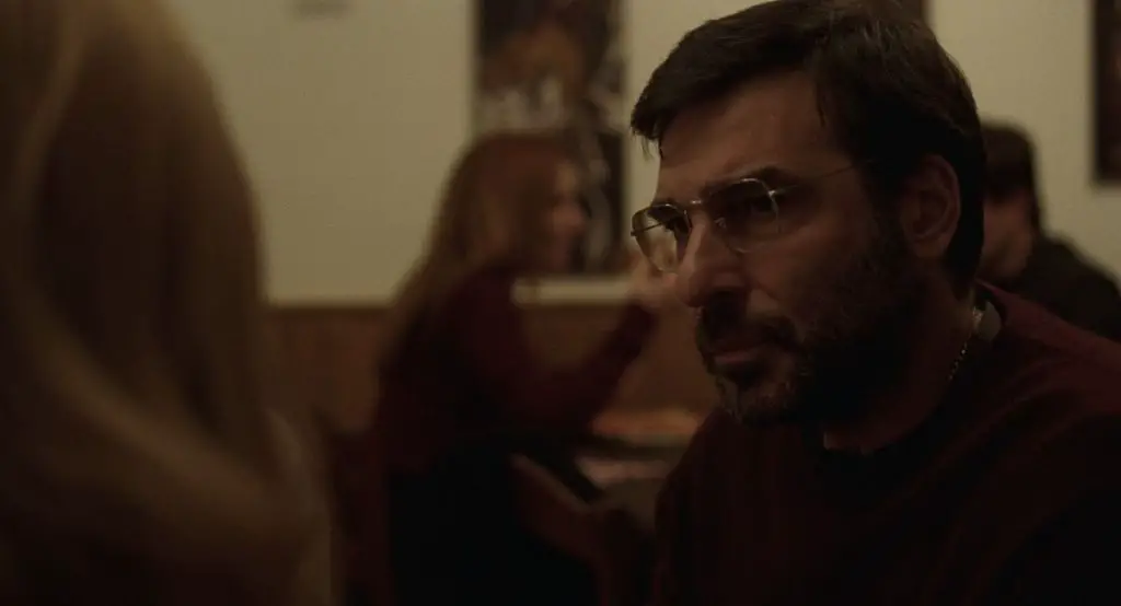 Il padre di Mia in una scena del film Mia