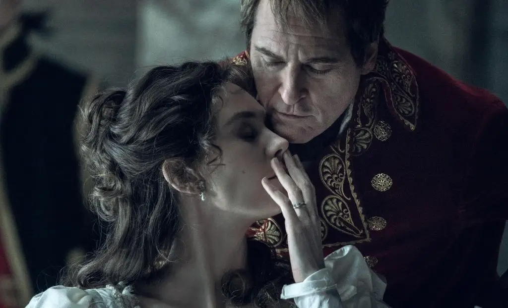 Joaquin Phoenix e Vanessa Kirby in Napoleon