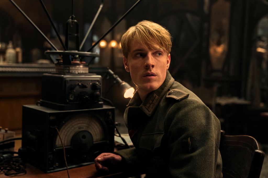 Tutta la luce che non vediamo (2023)- Louis Hofmann as 16 Year Old Werner in episode 101 of All the Light We Cannot See. Cr. Katalin VermesNetflix © 2023