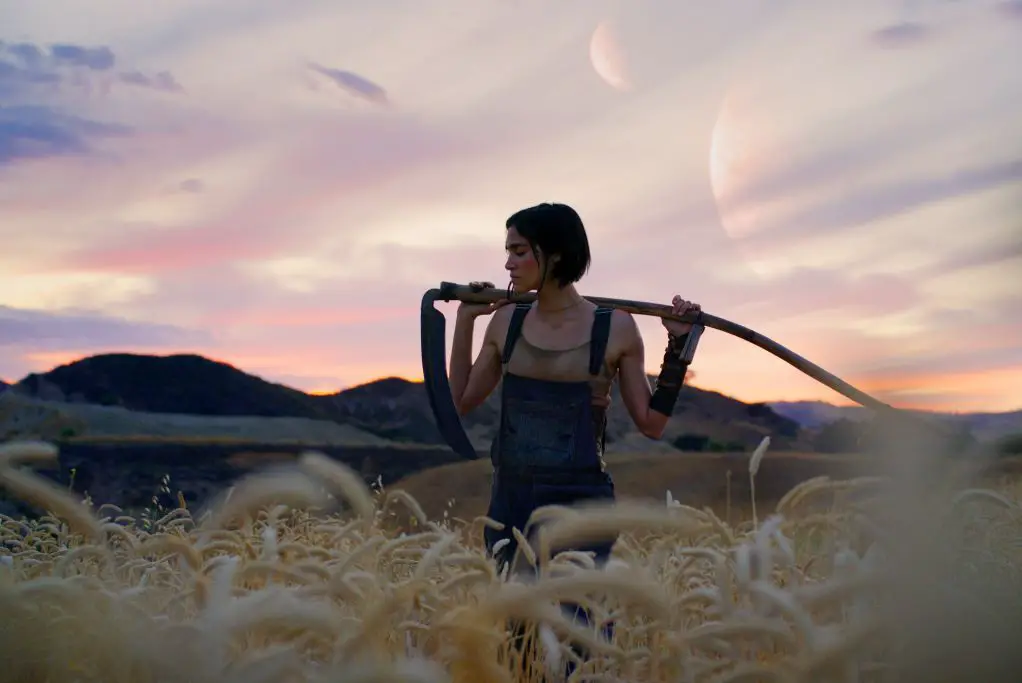 Sofia Boutella in Rebel Moon - Parte 1: Figlia del Fuoco