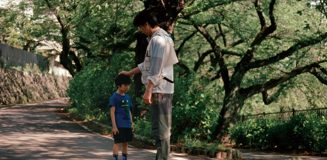 In foto Ryota(Masaharu Fukuyama) e Keita(Keita Ninomiya) nella scena finale di Father and son