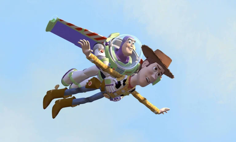 Woody e Buzz nella scena più famosa del film Toy Story - Il mondo dei giocattoli