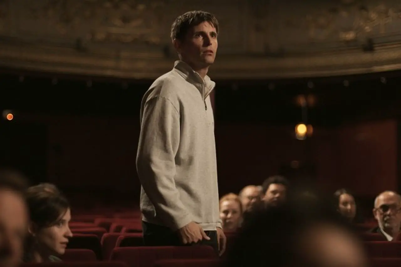 Yannick (Raphaël Quenard) in una scena del film - Yannick – la rivincita dello spettatore