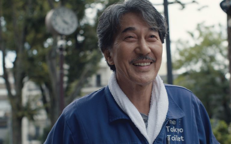 Il protagonista Hirayama in una scena del film
