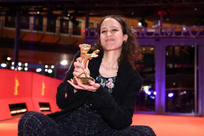 Il regista Mati Diop posa con l'Orso d'oro per il miglior film per "Dahomey", dopo la cerimonia di premiazione del 74° Festival Internazionale del Cinema di Berlino a Berlino, Germania, 24 febbraio 2024.
