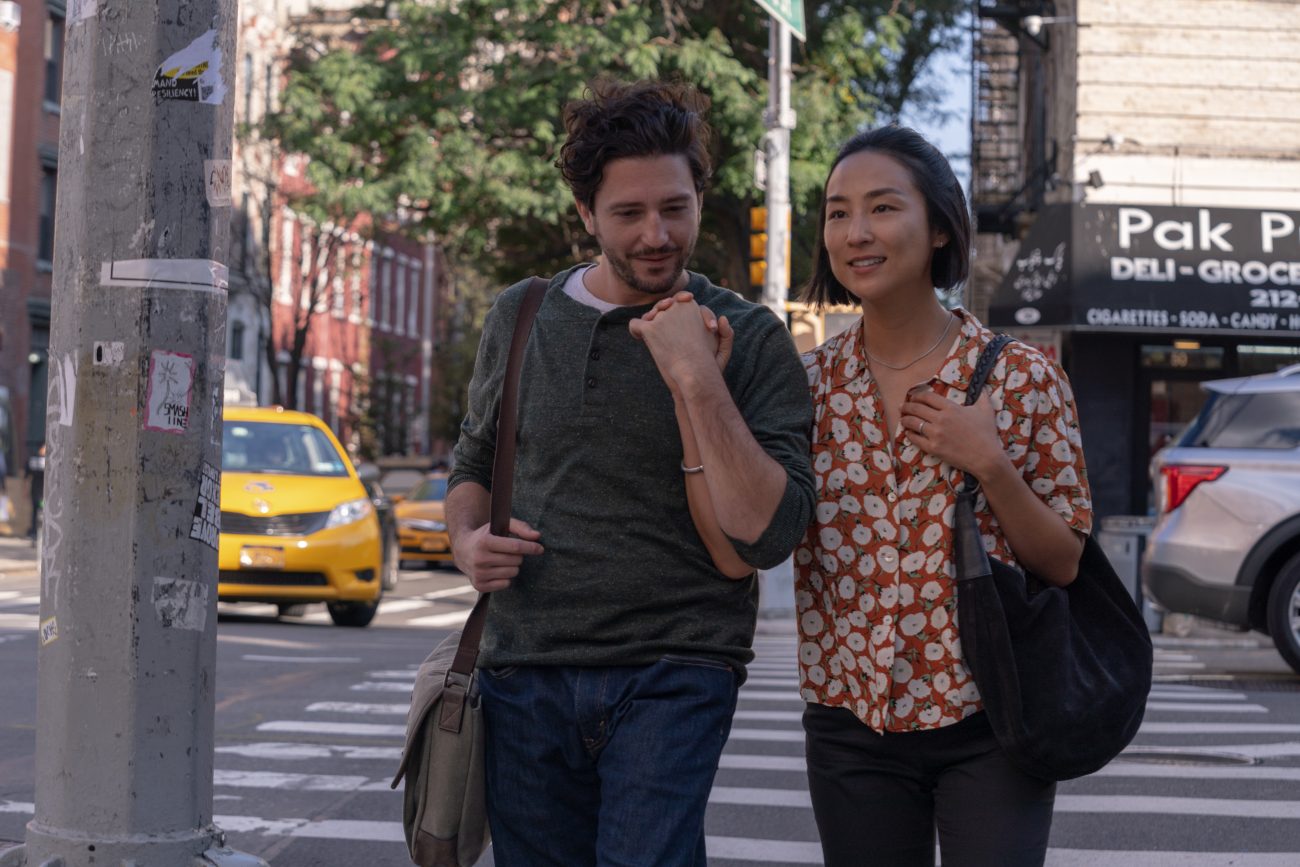 Past Lives – L to R John Magaro e Greta Lee – Photo Credit Jon Pack – © A24 – Immagine concessa da A24 per uso stampa