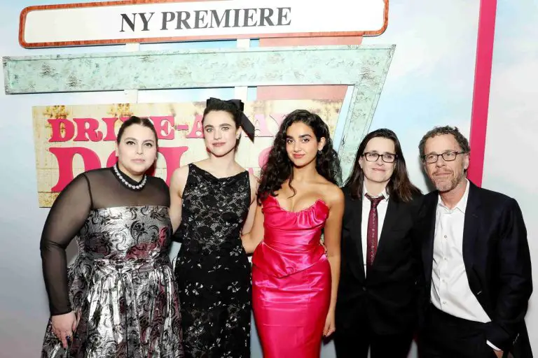 Drive-Away Dolls (2024) – Beanie Feldstein, Margaret Qualley, Geraldine Viswanathan, Tricia Cooke (Co-sceneggiatrice, produttrice) ed Ethan Coen (regista, co-sceneggiatore, produttore) alla premiere di New York di Drive-Away Dolls, Focus Features, presso AMC Lincoln Square 13 – Foto di Marion Curtis / StarPix per Focus Features – Immagine concessa da Upi Media per uso stampa