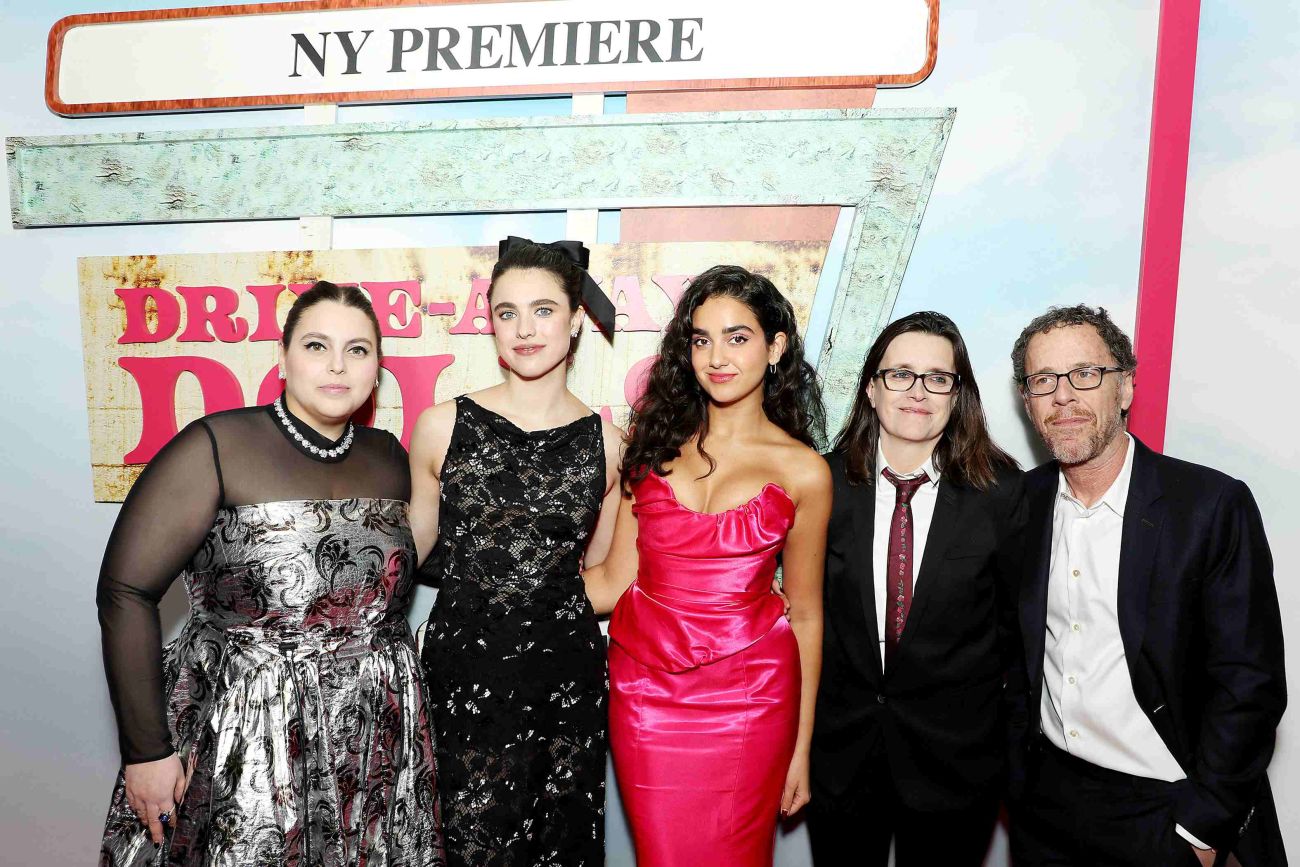 Drive-Away Dolls (2024) – Beanie Feldstein, Margaret Qualley, Geraldine Viswanathan, Tricia Cooke (Co-sceneggiatrice, produttrice) ed Ethan Coen (regista, co-sceneggiatore, produttore) alla premiere di New York di Drive-Away Dolls, Focus Features, presso AMC Lincoln Square 13 – Foto di Marion Curtis / StarPix per Focus Features – Immagine concessa da Upi Media per uso stampa