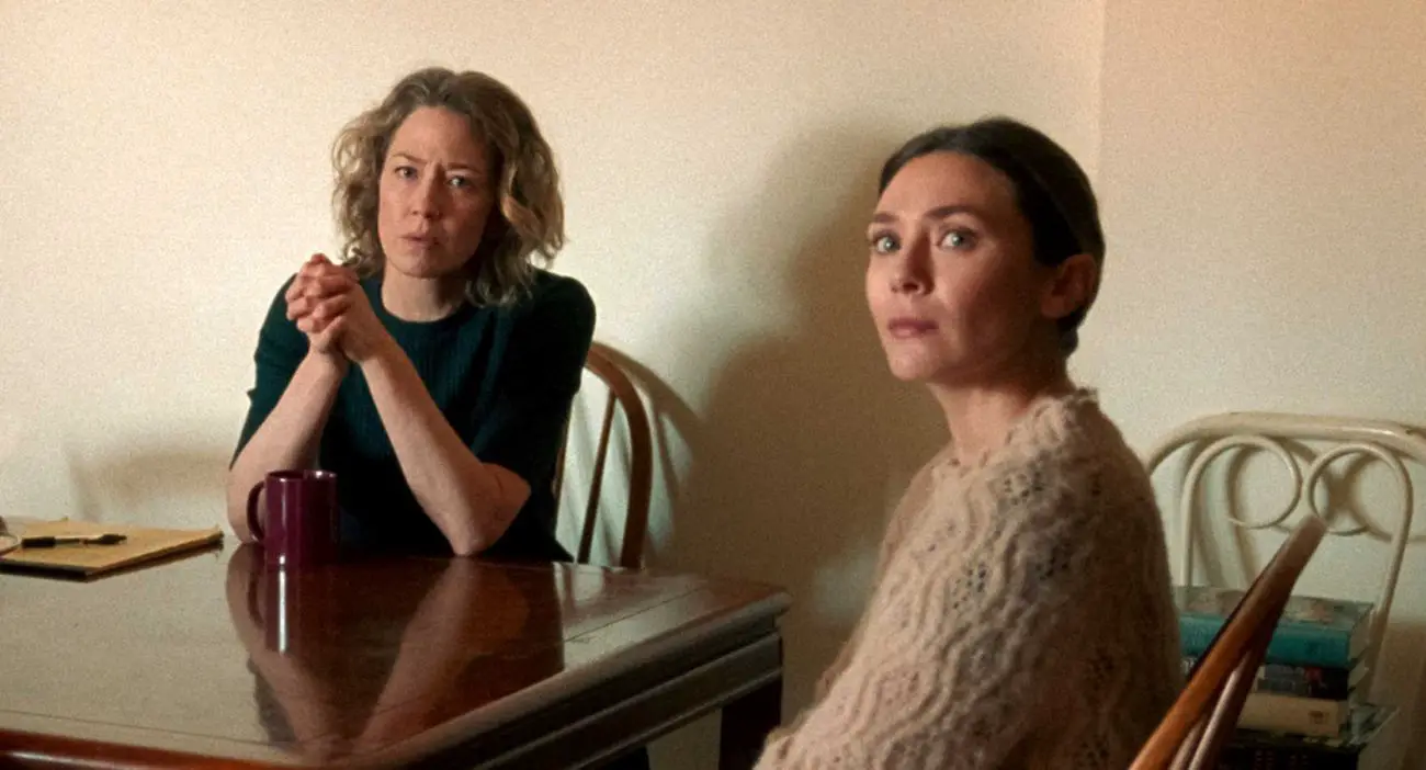 His Three Daughters. (L-R) Carrie Coon as Katie and Elizabeth Olsen as Christina in His Three Daughters. Cr. Netflix ©2024.
