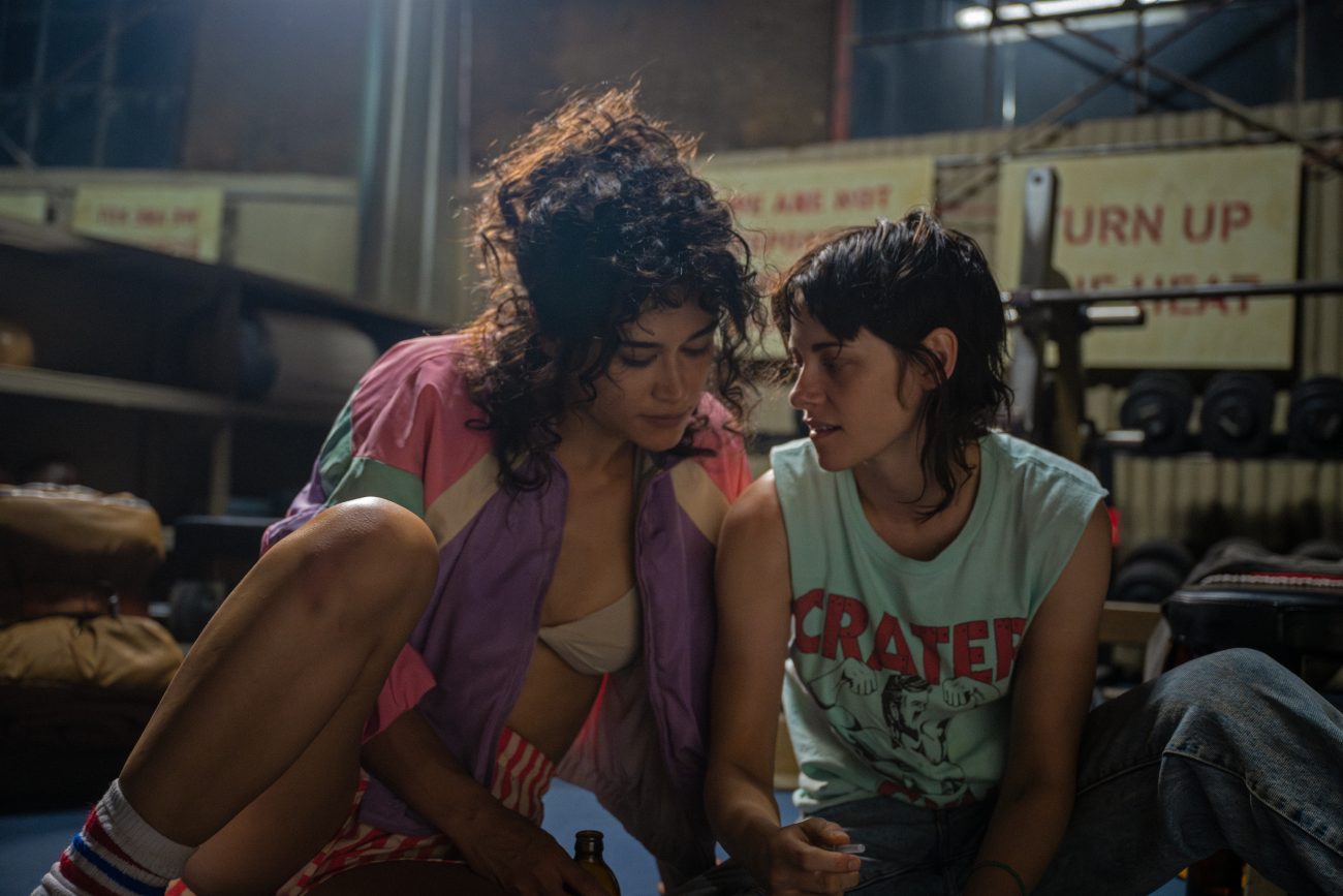 Love Lies Bleeding – L to R Katy O’Brian e Kristen Stewart – Photo Credit Anna Koori – © A24 – Immagine concessa da A24 per uso stampa