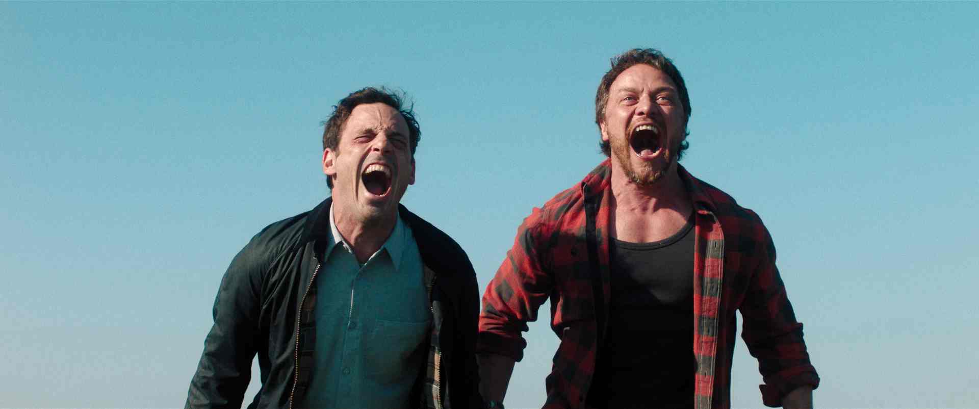 Speak No Evil (2024) - Universal Pictures - Immagine concessa da Upi Media per uso stampa - L to R Ben Dalton (Scoot McNairy) e Paddy (James McAvoy) - Regia di James Watkins - © Universal Studios. All Rights Reserved.
