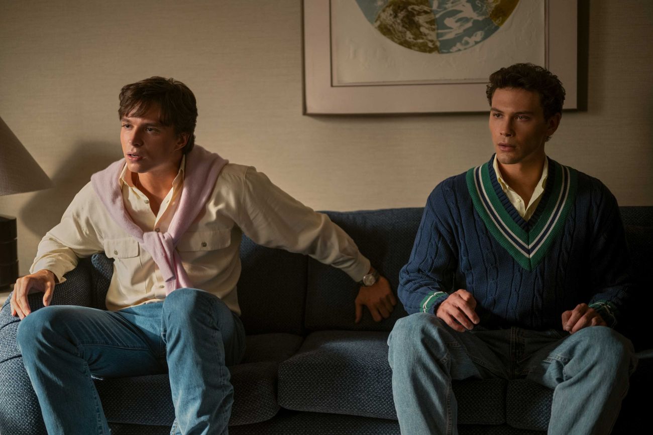 Monsters The Lyle And Erik Menendez Story. (L to R) Nicholas Chavez as Lyle Menendez, Cooper Koch as Erik Menendez in episode 202 of Monsters The Lyle And Erik Menendez Story. Cr. Miles CristNetflix © 2024
