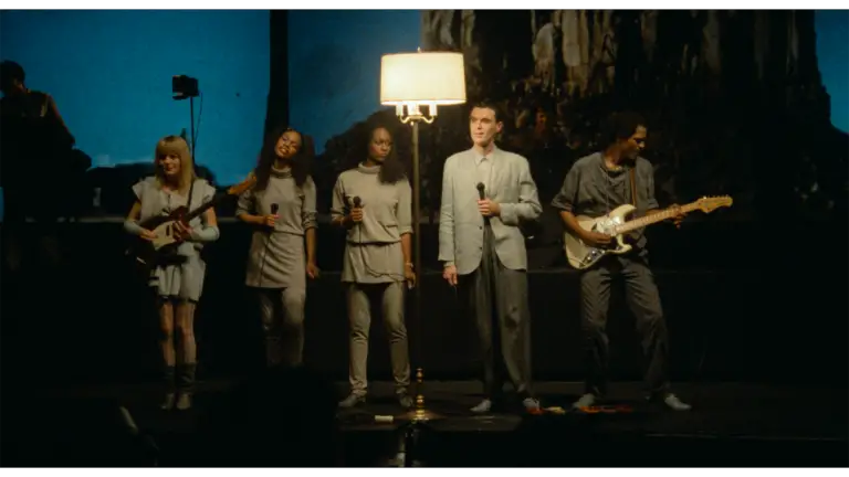 Stop Making Sense (1984) – L to R Tina Weymouth, Ednah Holt, Lynn Mabry, David Byrne e Alex Weir – Photo Credit Jordan Cronenweth – Courtesy of A24 – © A24 – Immagine concessa da A24 per uso stampa