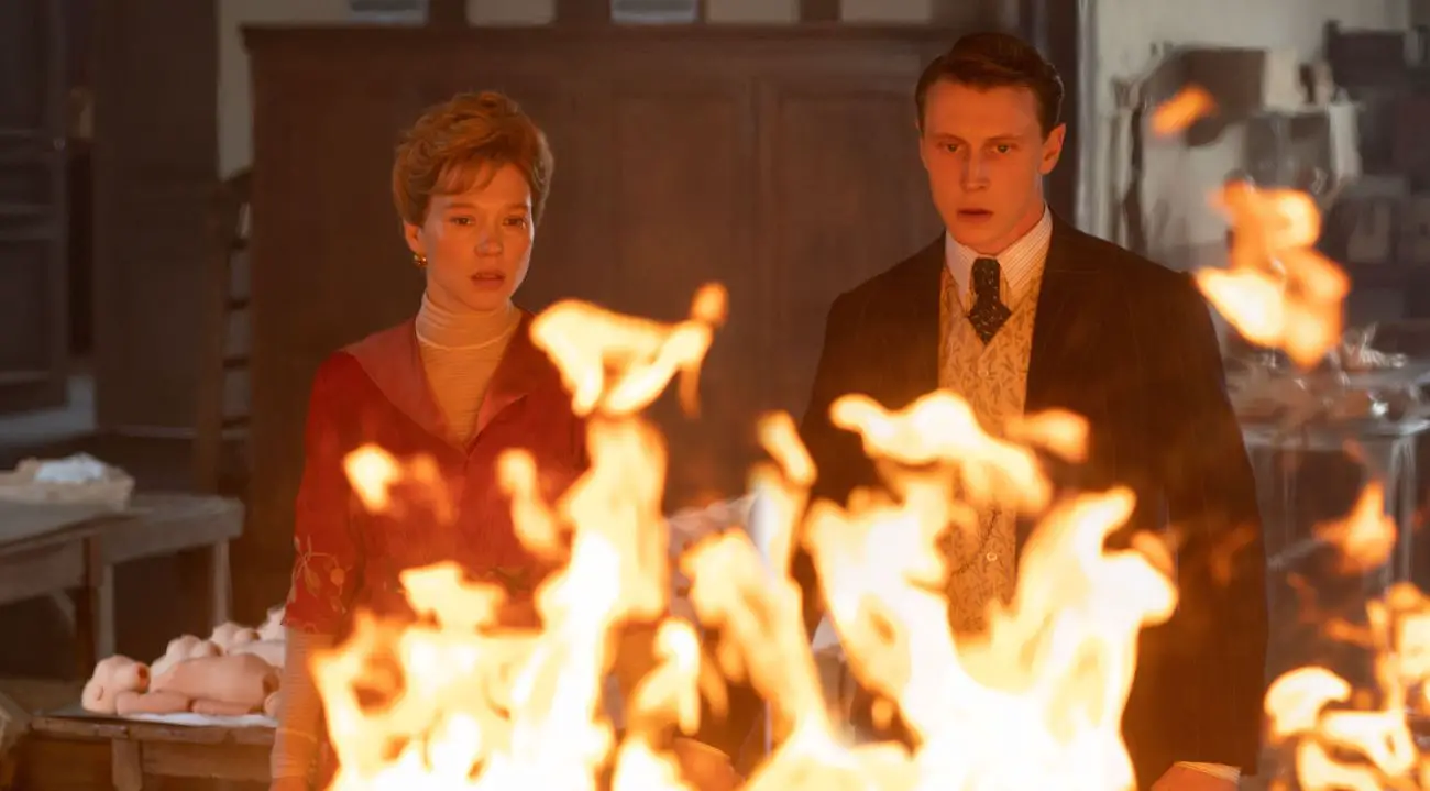 Léa Seydoux e George MacKay in The Beast