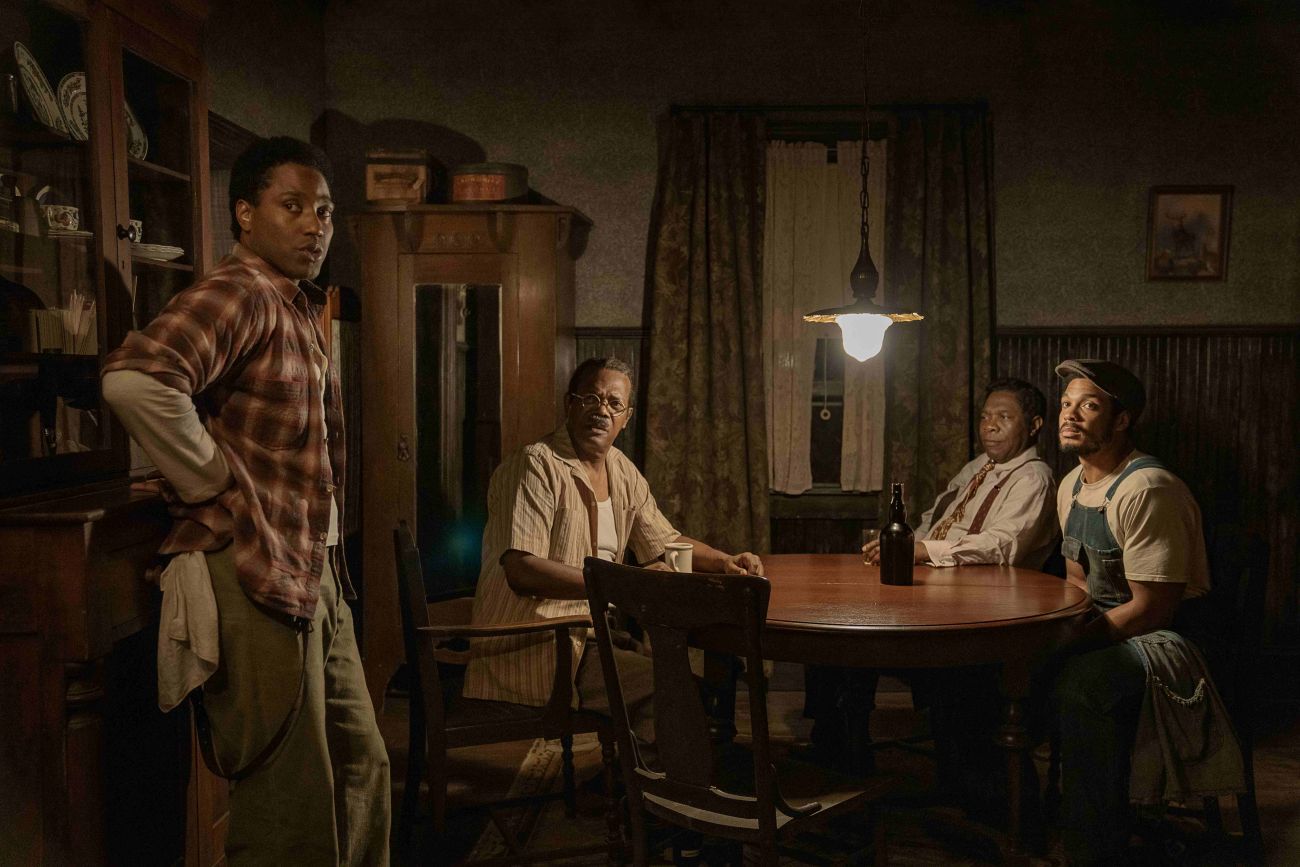 The Piano Lesson. (L-R) John David Washington as Boy Willie, Samuel L. Jackson as Doaker Charles, Michael Potts as Wining Boy and Ray Fisher as Lymon in The Piano Lesson. Cr. David LeeNetflix © 2024