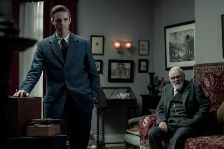 Anthony Hopkins e Matthew Goode in Freud - L'ultima analisi