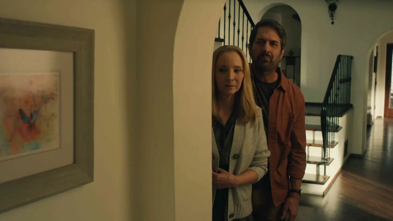 NO GOOD DEED. (L to R) Lisa Kudrow as Lydia and Ray Romano as Paul in Episode 105 of No Good Deed. Cr. Courtesy of Netflix © 2024