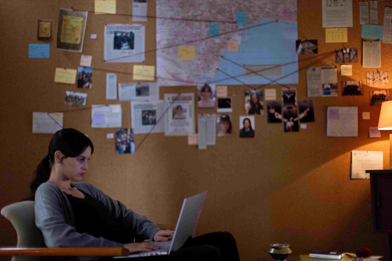 la ragazza di Neve 2 - Il gioco dell'anima - Milena Smit as Miren in episode 02 of LA CHICA DE NIEVE. Cr. Julio VergneNETFLIX © 2024