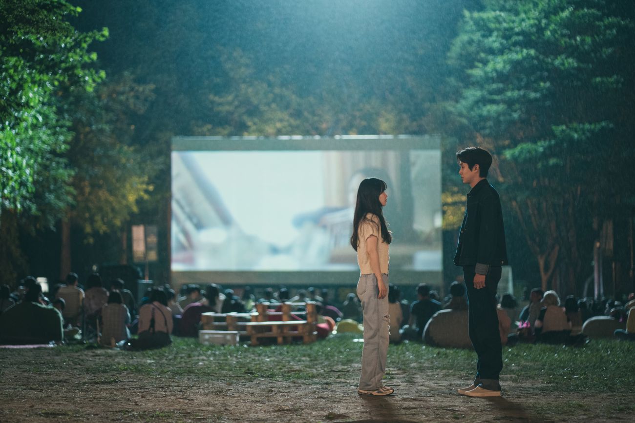 (L to R) Park Bo-young as Kim Moo-bi, Choi Woo-shik as Ko Gyum nella miniserie Melo Movie Cr Ko Nam-hiNetflix © 2025