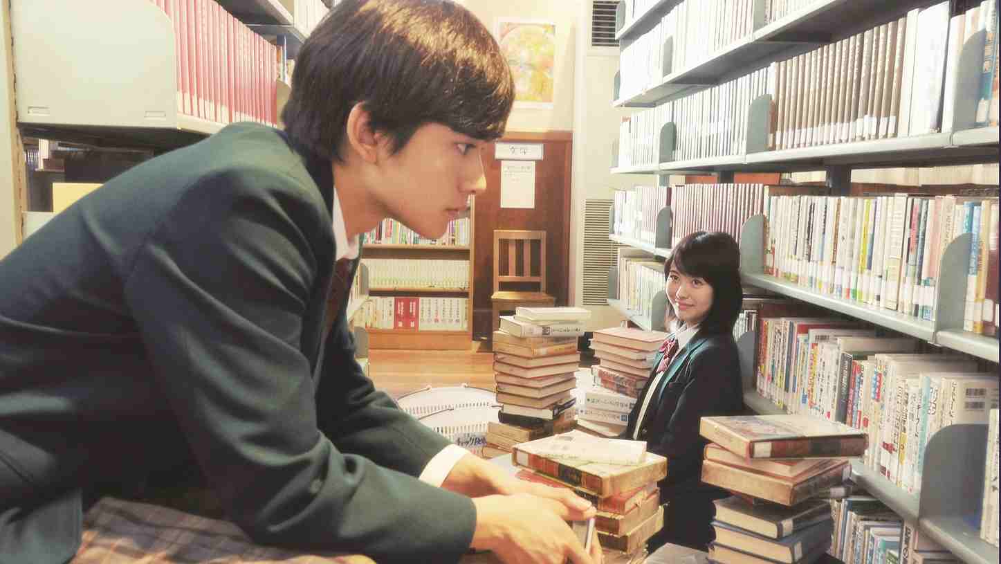 Takumi Kitamura e Minami Hamabe in Let Me Eat Your Pancreas (2017)