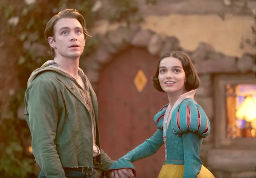 Andrew Burnap e Rachel Zegler in Biancaneve