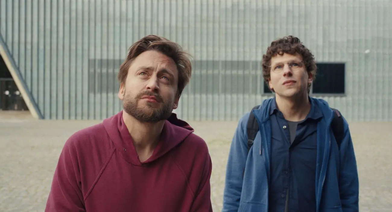 Jesse Eisenberg e Kieran Culkin nel film A Real Pain