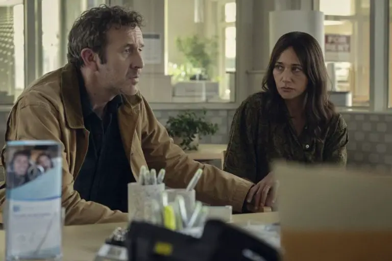 Chris O'Dowd e Rashida Jones in Black Mirror Gente comune (foto di Robert Falconer © Netflix)