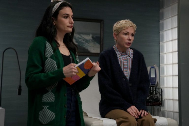 Michelle Williams, Jenny Slate in Dying for Sex (2025) ©FX - Immagine concessa da Opinion Leader Ufficio Stampa